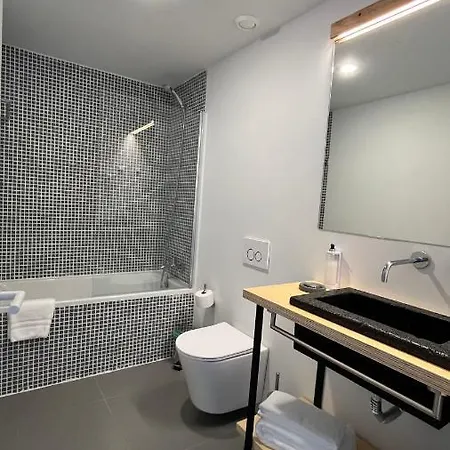 Matriz 55, & Hostel Πόντα Ντελγκάντα